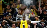 LeBron James laat zich toejuichen nadat hij het alltime puntenrecord in de NBA heeft gebroken.