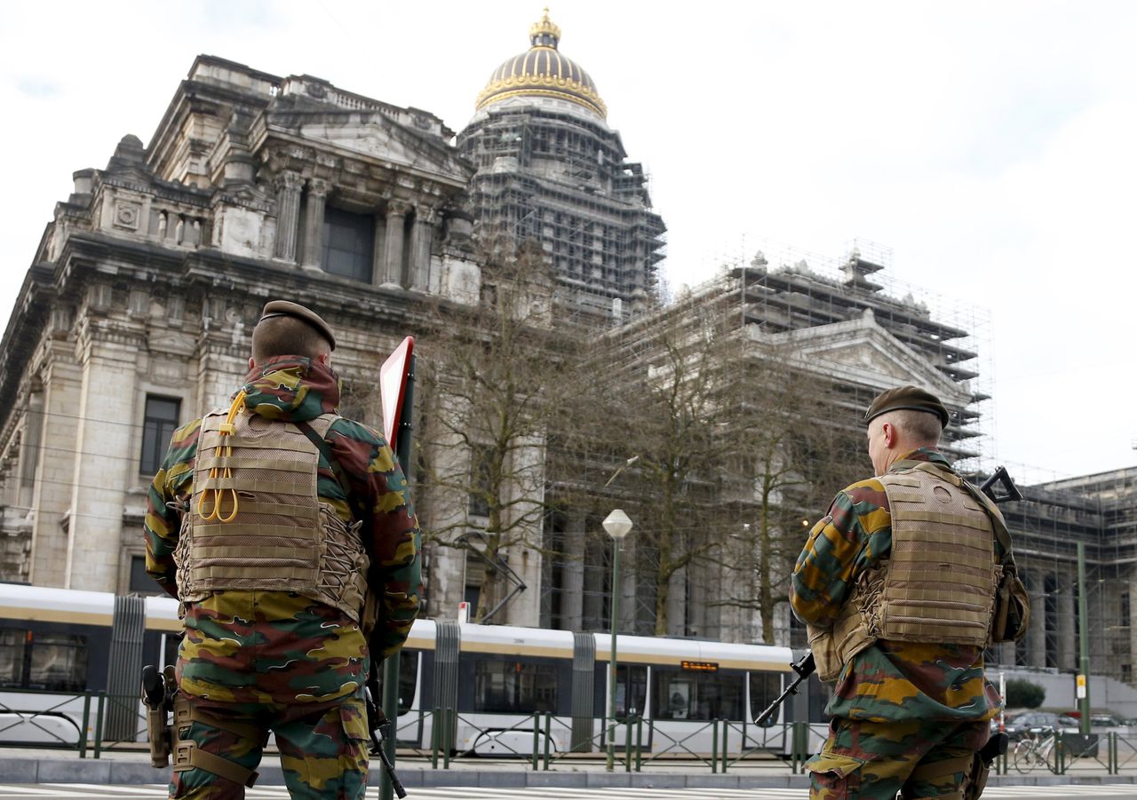 Militairen bewaken het Paleis van Justitie in Brussel.