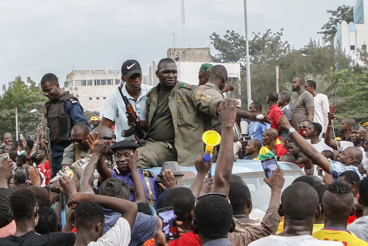 Soldaten en politie arriveren bij de emonstraties in Bamako tegen het beleid van president Keïta.