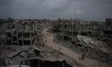 Palestijnen lopen op straat in Jabaliya in Gaza. op zaterdag 6 december.