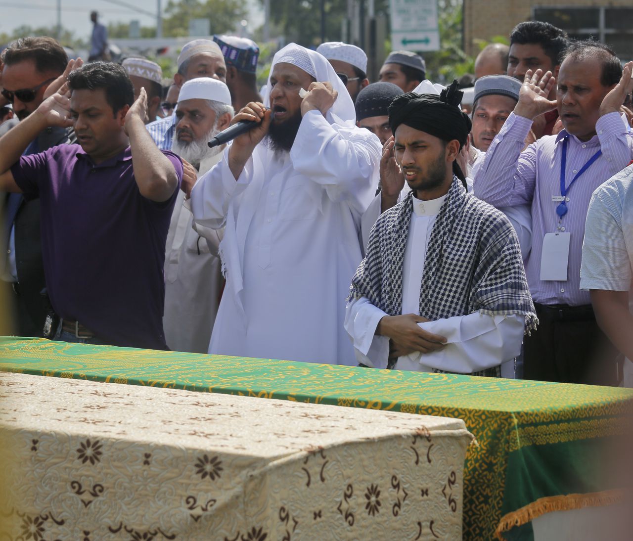 Bij de Al-Furqan-moskee worden de twee slachtoffers van een schietpartij herdacht.