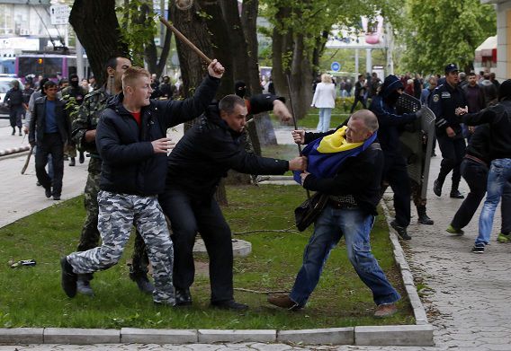 Pro-Russische betogers vallen pro-Oekraïense demonstranten aan.