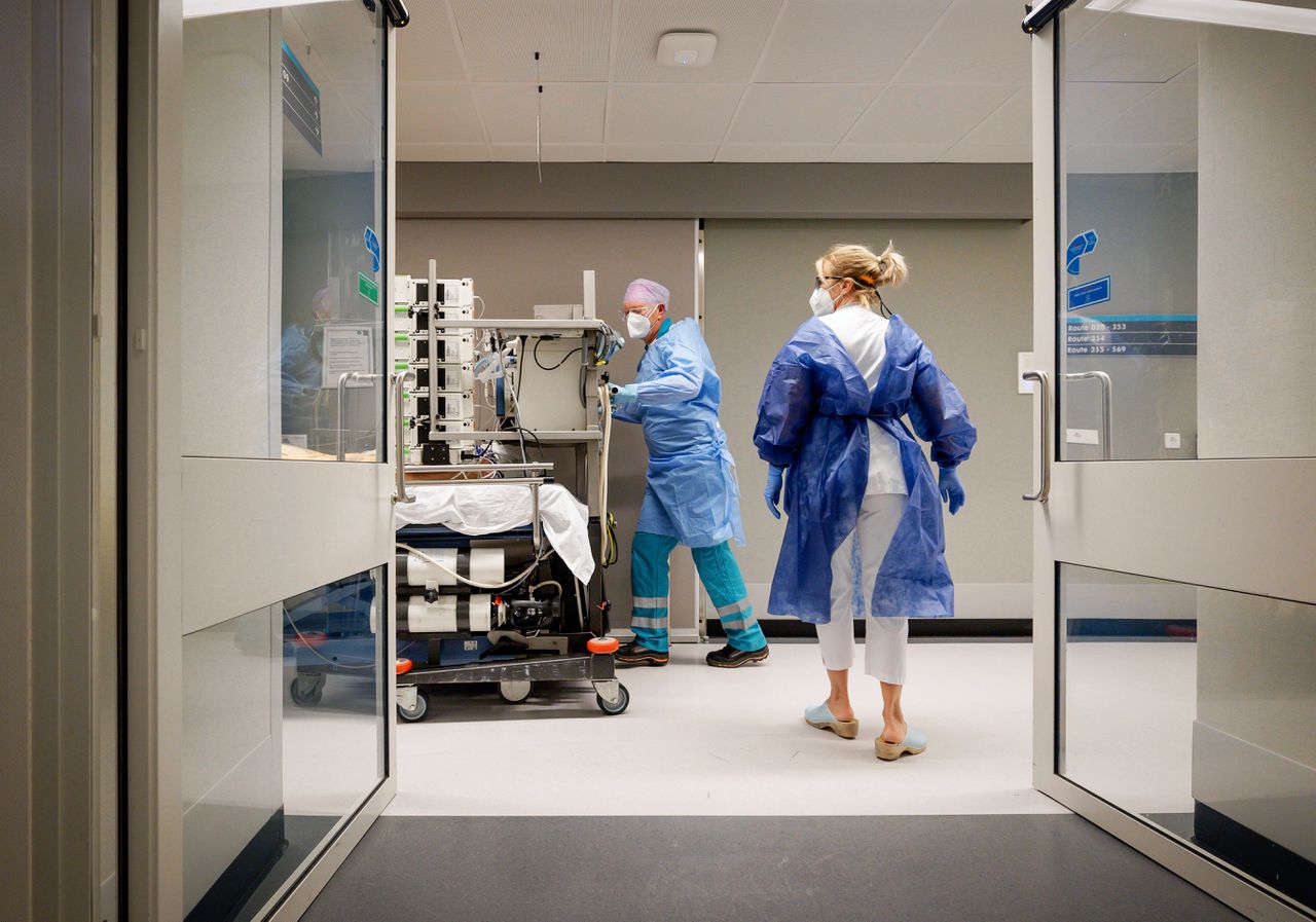Een mobiele intensivecare-unit komt aan in het Catharina Ziekenhuis in Eindhoven met een IC-patiënt die is overgeplaatst.