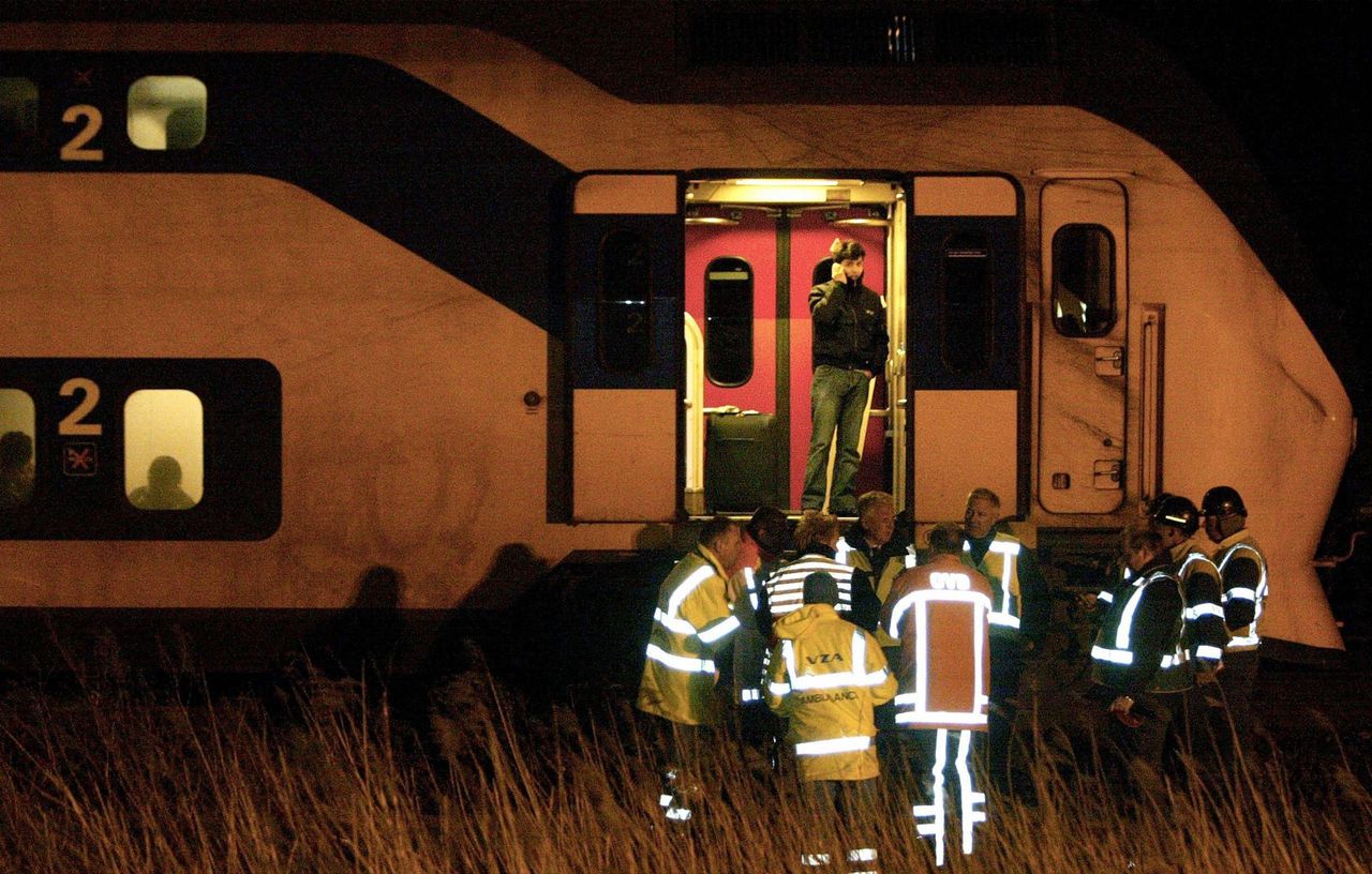 Hulpverleners overleggen zondagavond wat er moet gebeuren met reizigers in een gestrande trein bij Nieuw-Vennep.