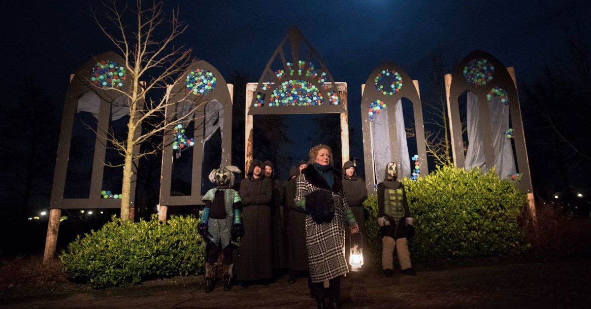 Theater onder de toren van de dorpskerk - NRC International