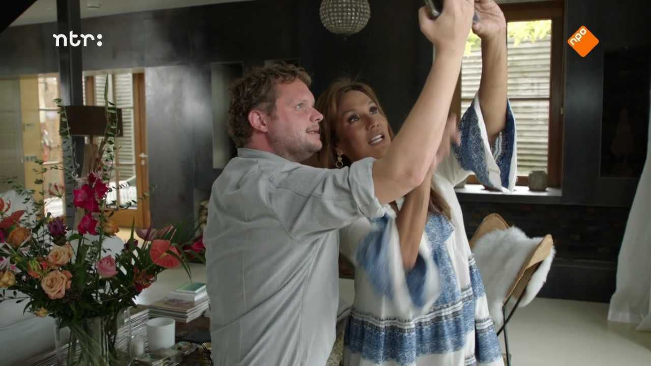 Diederik Jekel en Patty Brard maken een selfie in Brard & Jekel: VetGelukkig?! (NTR)