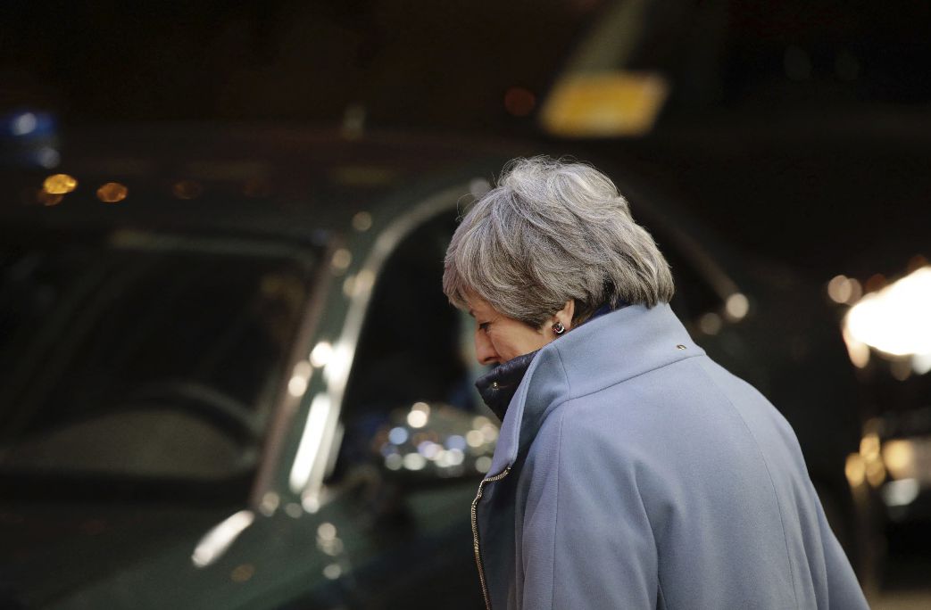 Theresa May verlaat Brussel nadat ze uitstel van de EU27 heeft gekregen.