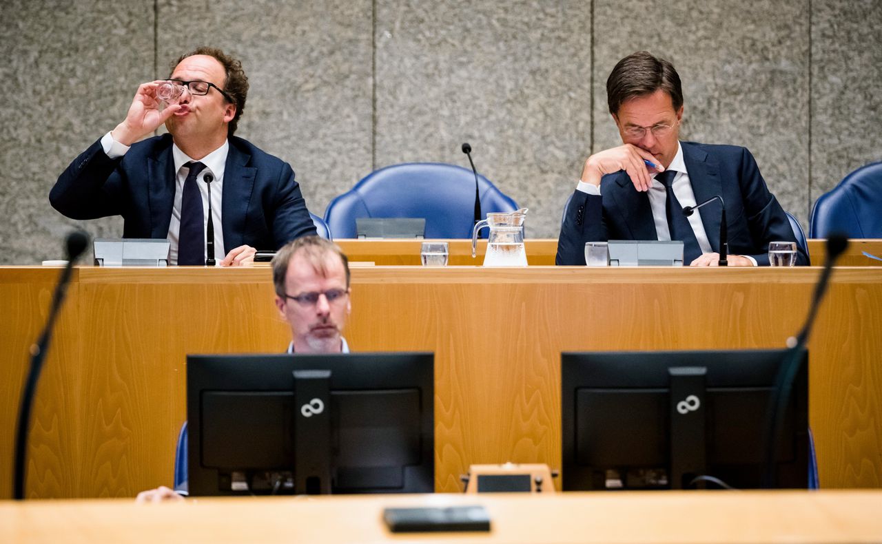 Minister Koolmees van Sociale Zaken en premier Mark Rutte tijdens het Kamerdebat over het pensioenakkoord.