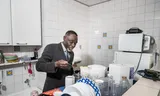 Pastor Moses Alagbe in de keuken van stichting Maranatha Community Transformation Center (MCTC) in Amsterdam-Zuidoost. 