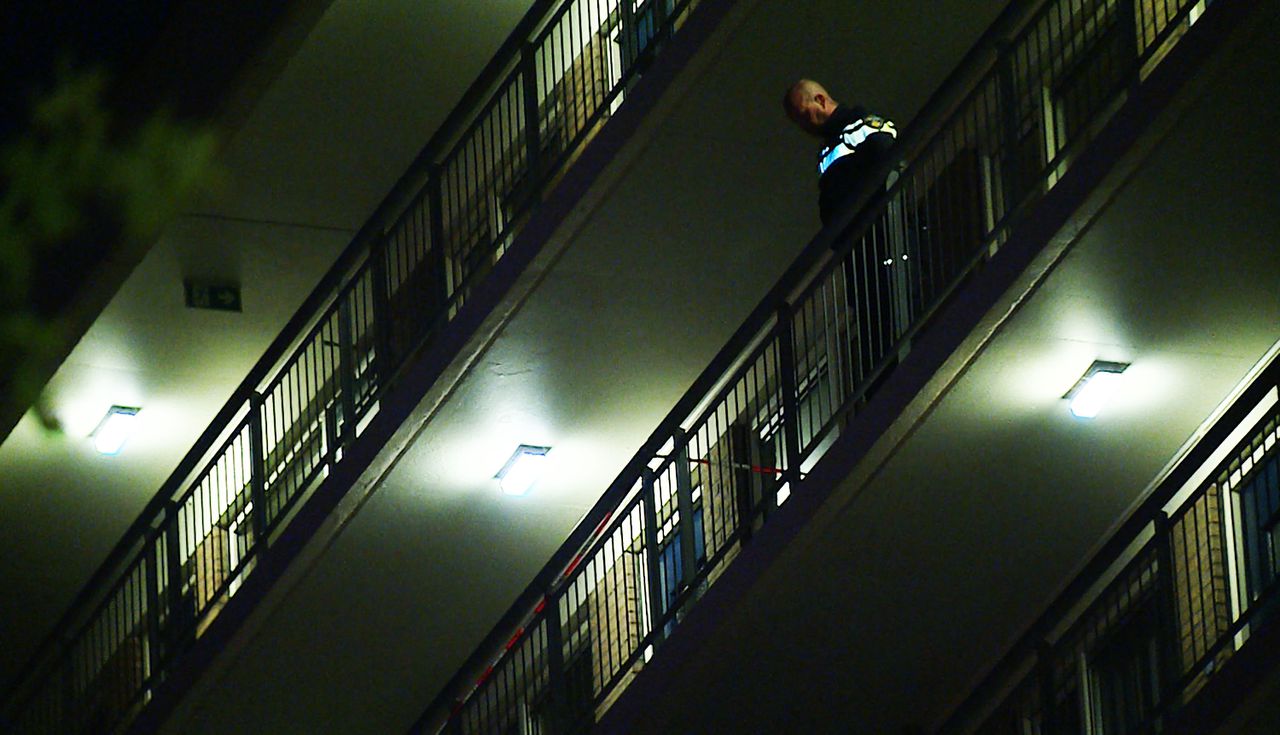 Een politieagent op de flat waar Sharleyne en haar moeder woonden, op de avond van Sharleynes dood.
