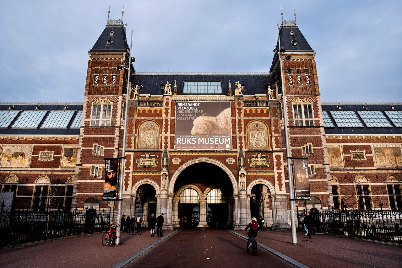 Het Rijksmuseum in Amsterdam sloot gisteren na bekendmaking van de nieuwe richtlijnen rond het coronavirus meteen de deuren.