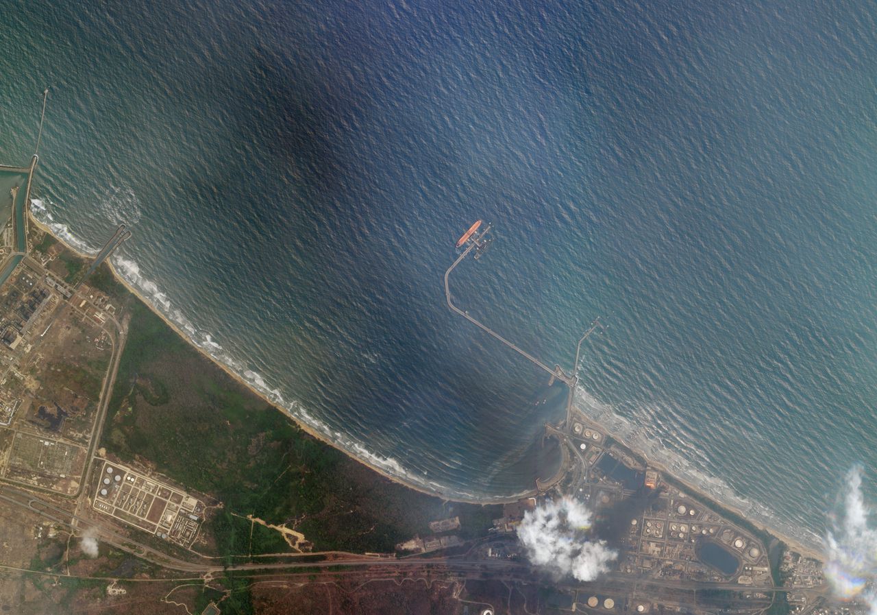 Tanker Fortune ligt in Venezuela in de haven van de raffinaderij El Palito.