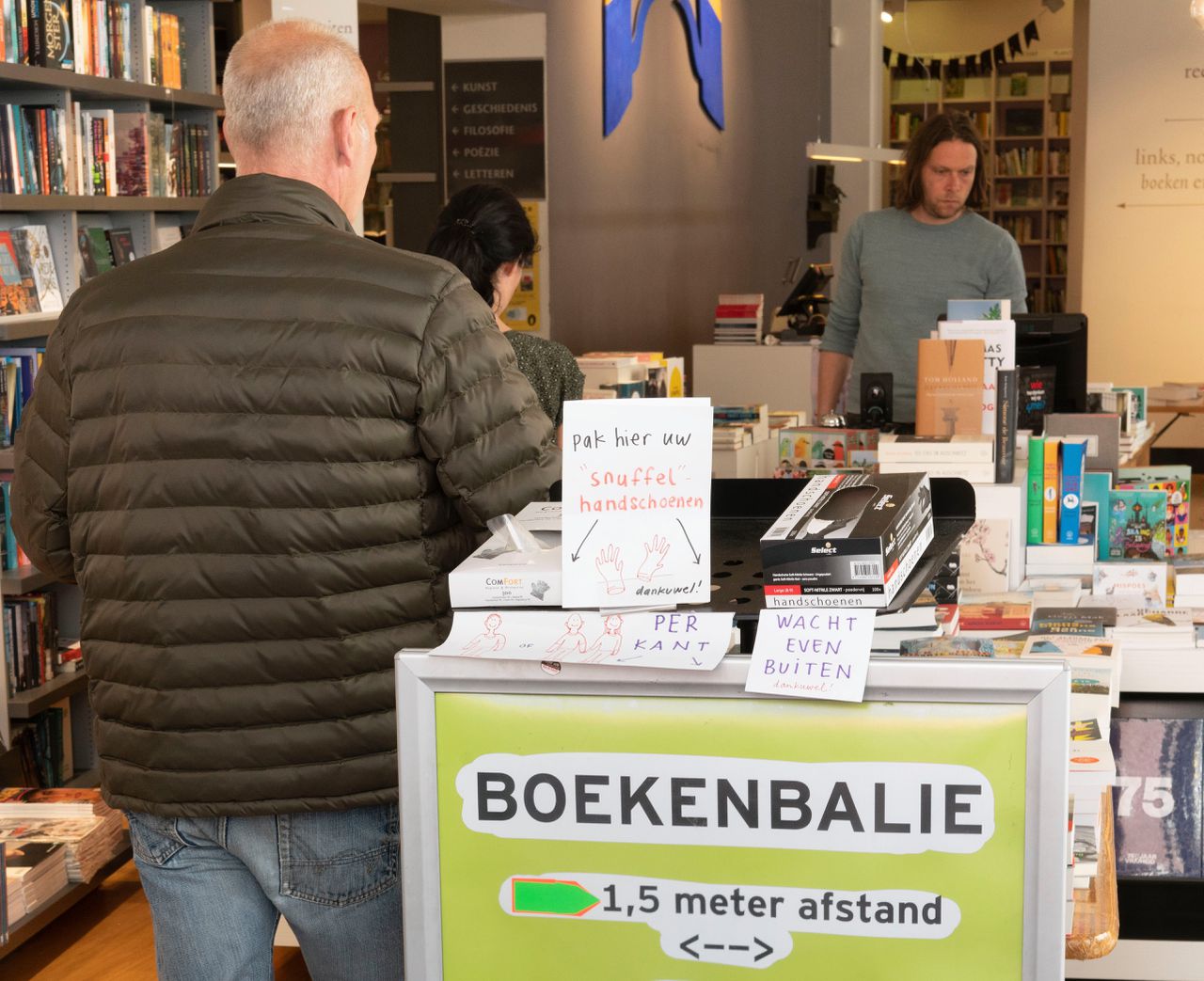 Boekhandel Hijman in Arnhem is geopend, maar er mogen maximaal twee klanten tegelijk binnen zijn.