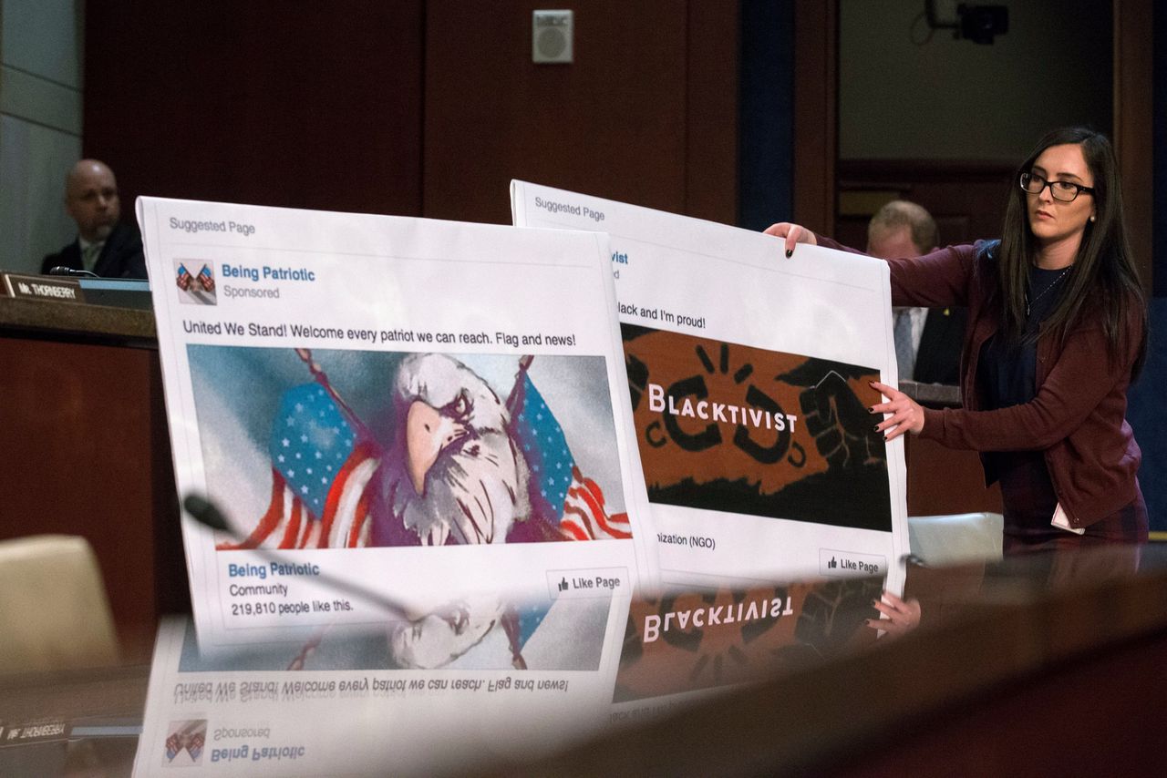 In het Amerikaanse Congres worden advertenties getoond die de Russen op Facebook zouden hebben verspreid.