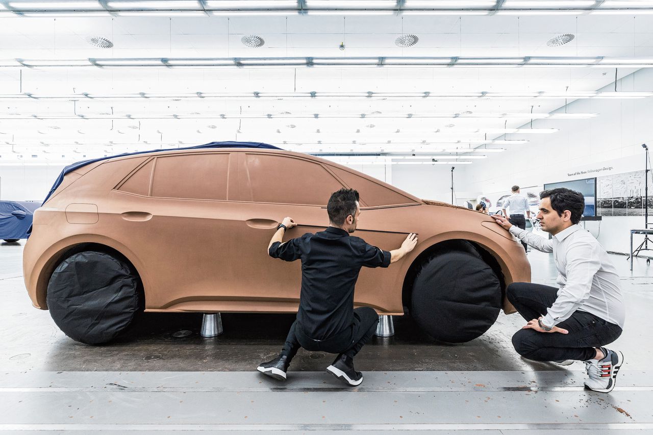 Ontwikkelaars werken in Volkswagens ontwerpstudio in Wolfsburg aan een kleimodel van de ID.3, de elektrische auto die het concern onlangs op de markt bracht.