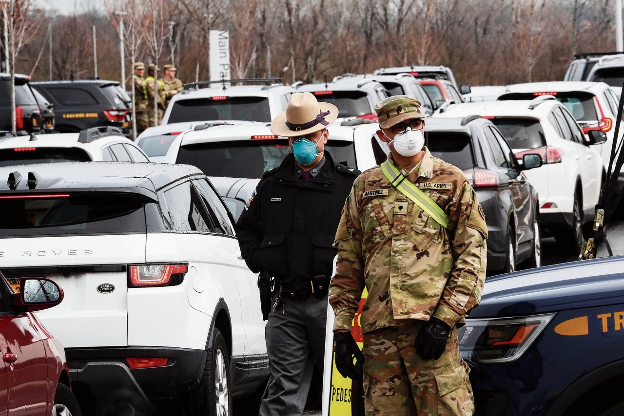 Amerikaanse politieagenten en militairen bij een drive-in testcentrum voor het coronavirus in op Staten Island (New York City), donderdag 19 maart.