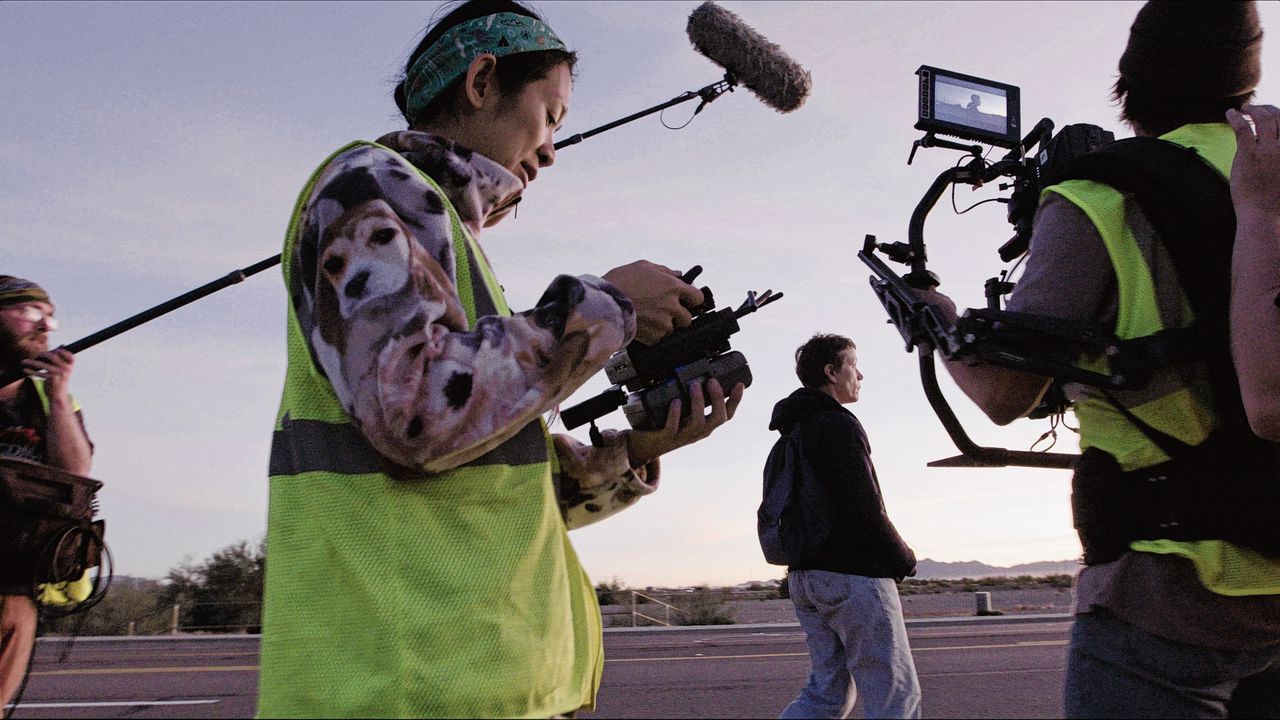 Regisseur Chloé Zhao tijdens de opnames van ‘Nomadland’ met hoofdrolspeelster Frances McDormand op de achtergrond.
