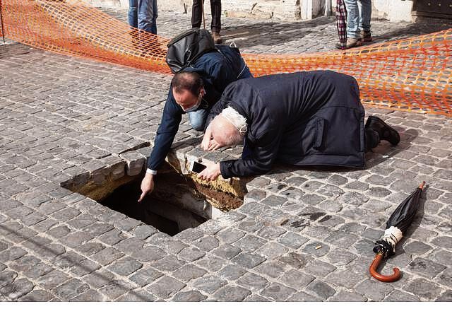 Inspecteurs bekijken in april een gat in het wegdek bij het Pantheon in Rome.
