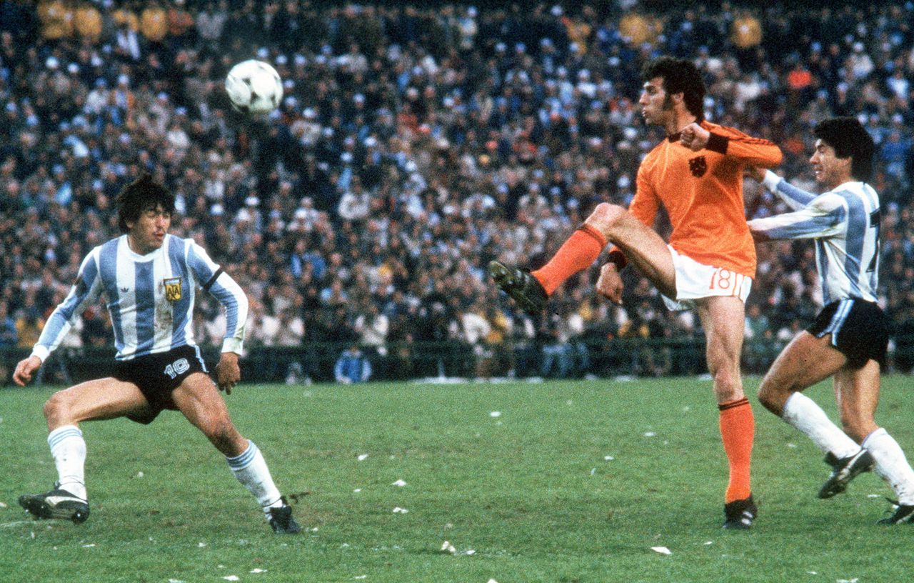 Dick Nanninga (m) in duel met Daniel Passarella (l) en Omar Larrossa (r) van Argentinië tijdens de WK-finale van 1978.