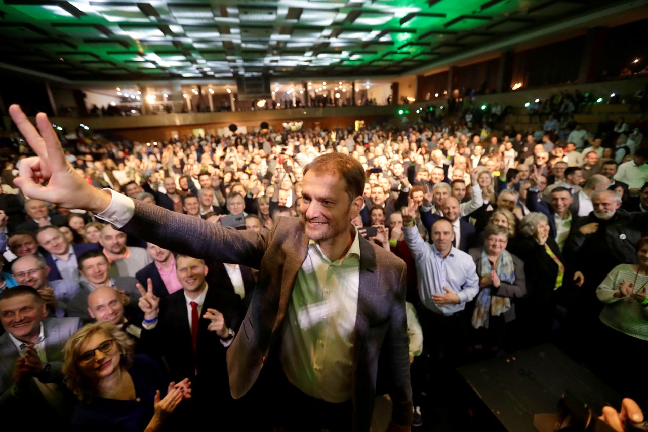 Partijleider Igor Matovic van Gewone Mensen begroet zijn medestanders tijdens een bijeenkomst na de parlementsverkiezingen in Slowakije.
