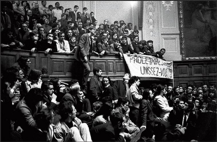 ‘Proletariërs aller landen, verenigt u’. Bezetting van de Sorbonne. De studenten eisen aanpassing van het verouderde onderwijssysteem.