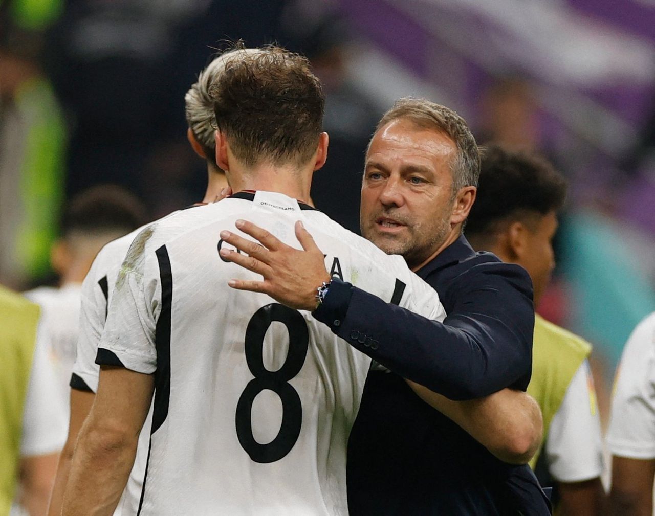 De Duitse bondscoach Hansi Flick met verdediger Leon Goretzka na de wedstrijd tegen Spanje (1-1).