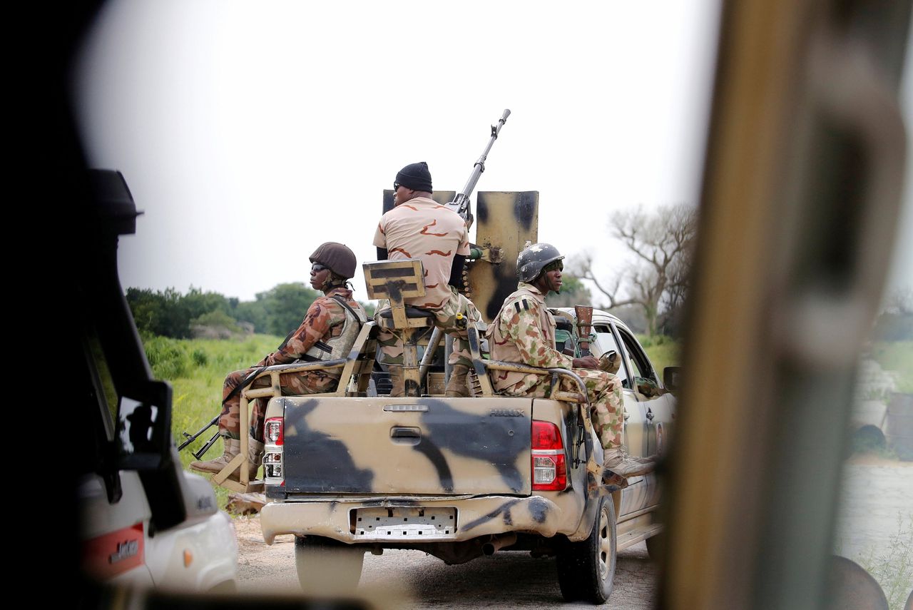 Een konvooi van het Nigeriaanse leger in de deelstaat Borno, op archiefbeeld uit 2016.