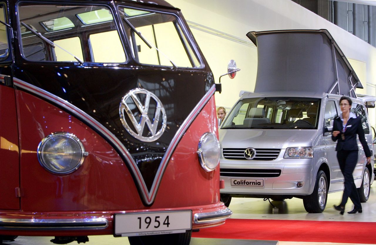 Een Volkswagen T1-busje (l) en de T5 California (r) bij een autoshow in Hanover.