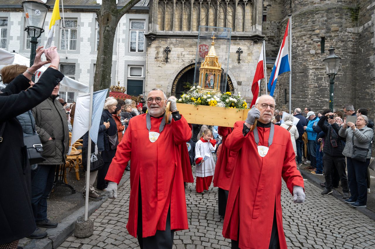 Een stukje van de heilige Bernadette  laat het rijke Roomse leven in Maastricht opbloeien 