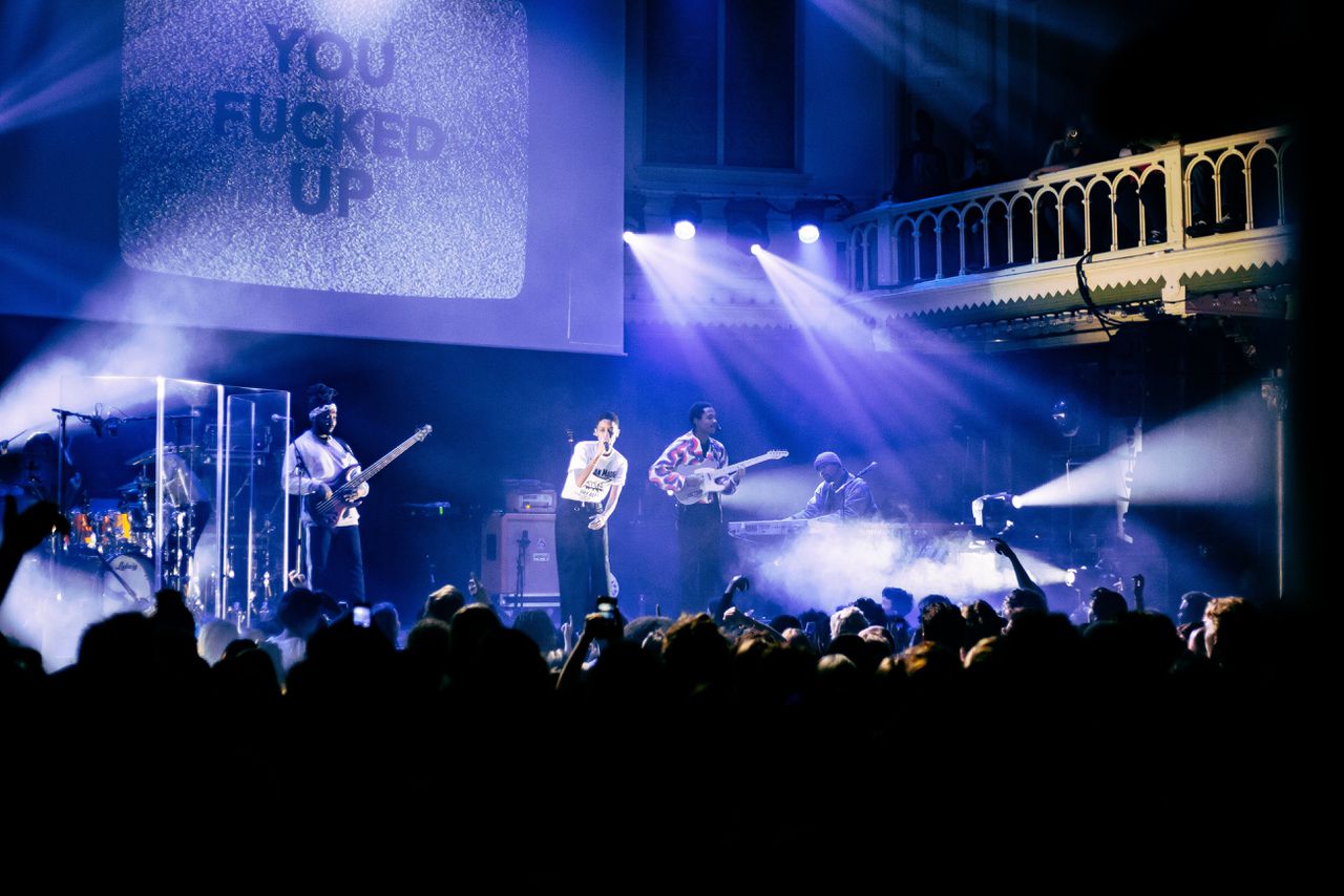 Zwoel feest met genre-brekers van The Internet in Paradiso 