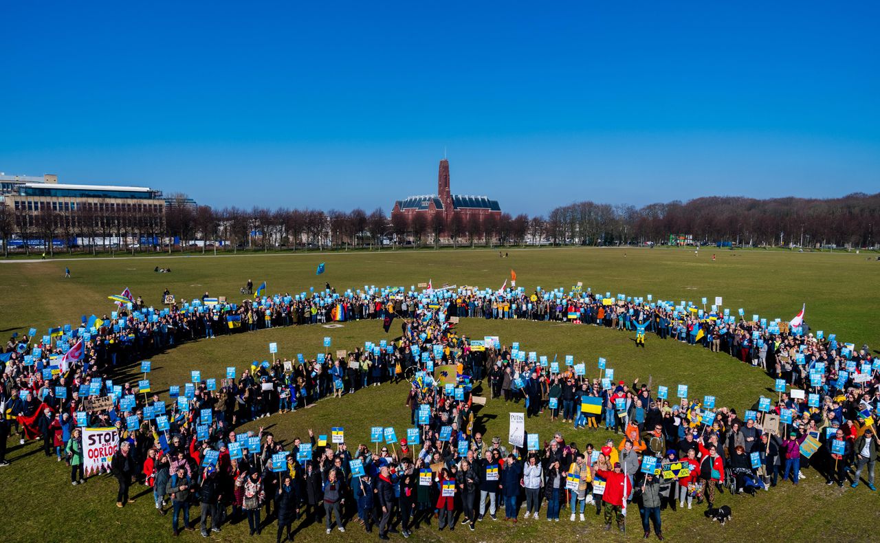 Demonstranten vormen in maart 2022 een vredesteken op het Malieveld in Den Haag.