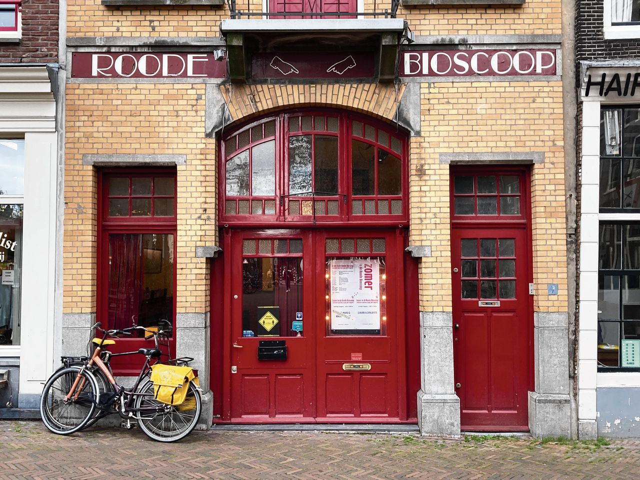 De Roode Bioscoop aan het Haarlemmerplein.