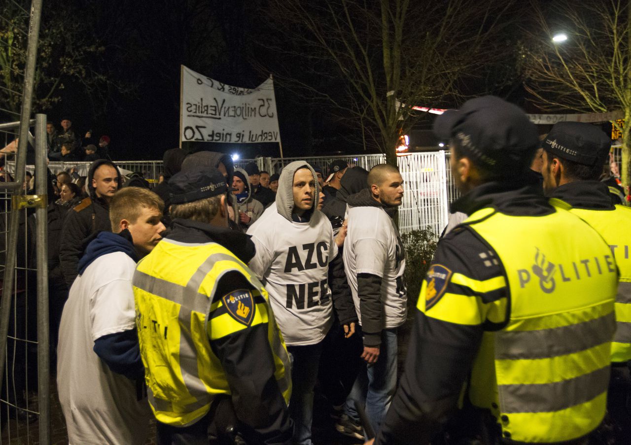 Confrontatie in 2015 tussen betogers en de politie bij het gemeentehuis van Geldermalsen over een aangekondigd asielzoekerscentrum