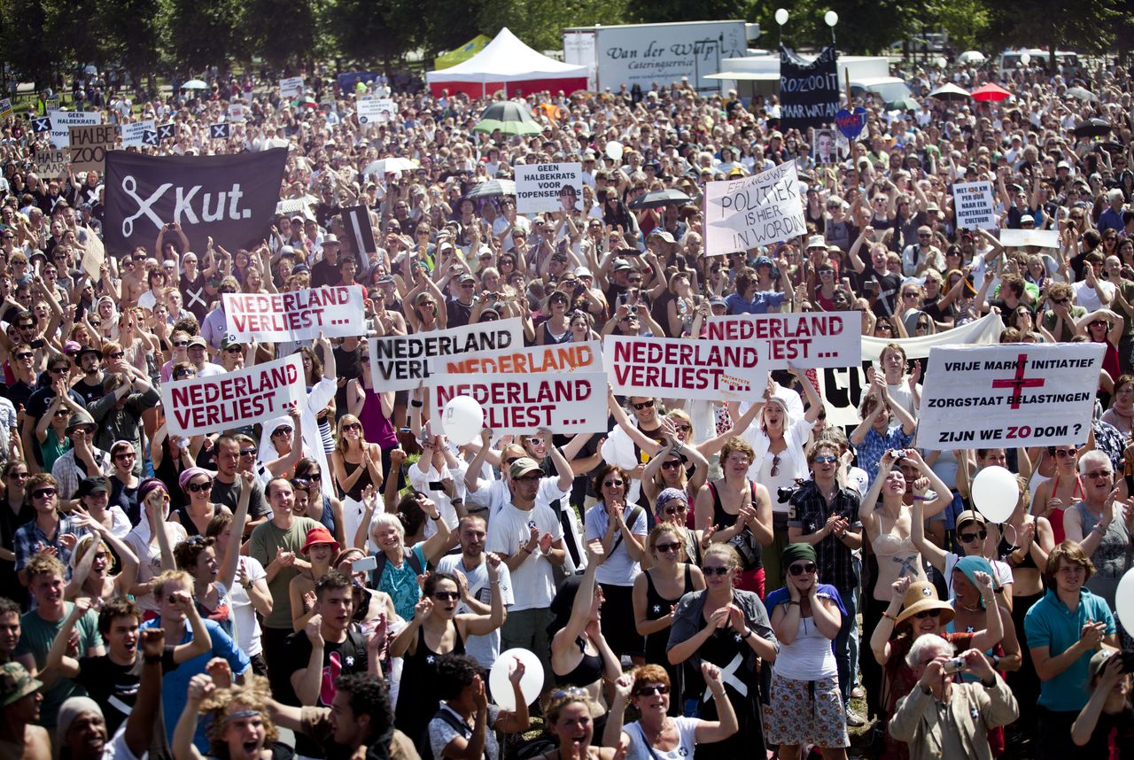Juni 2011: duizenden belangstellenden en mensen uit de kunsten- en cultuursector demonstreren op het Haagse Malieveld tegen de voorgenomen bezuinigingen op Cultuur door het Kabinet.