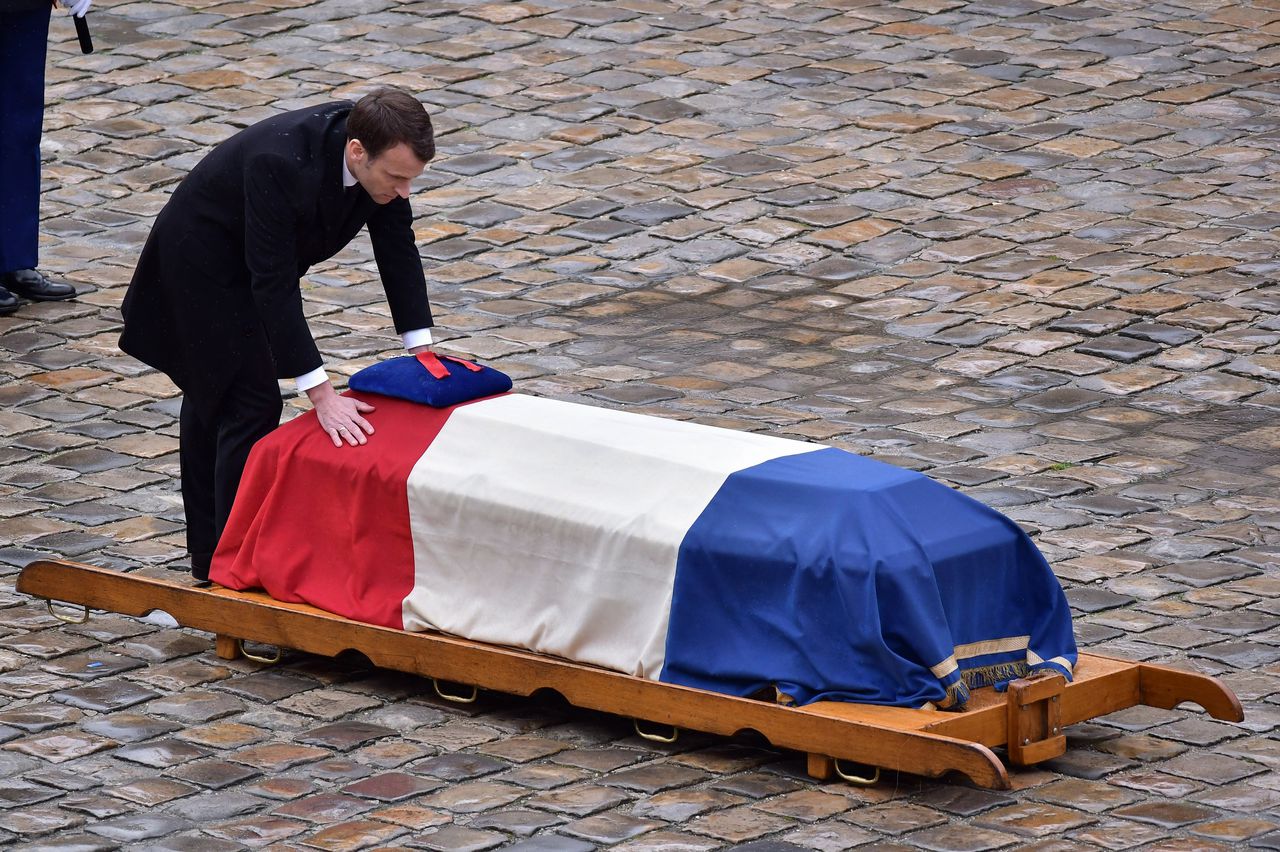 De Franse president Macron bij de kist van Arnaud Beltrame tijdens de herdenking op het hof van de Invalides in Parijs.