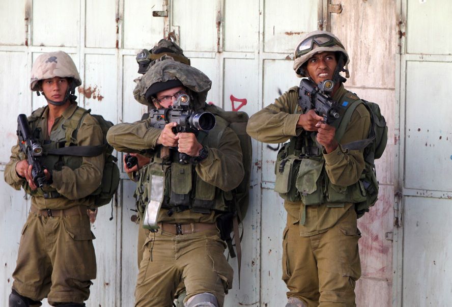 Israëlische militairen dinsdag tijdens een patrouille in Hebron.