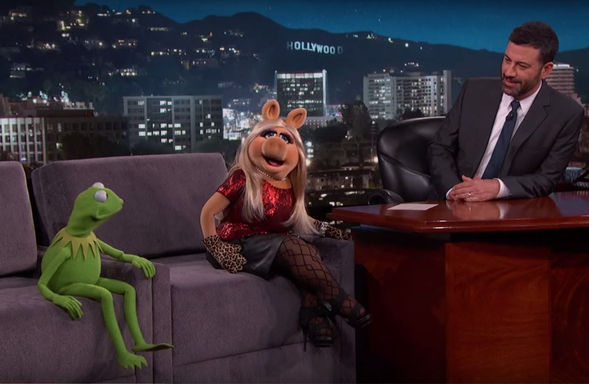 Kermit en Miss Piggy kibbelen rustig verder op de bank bij Jimmy Kimmel.