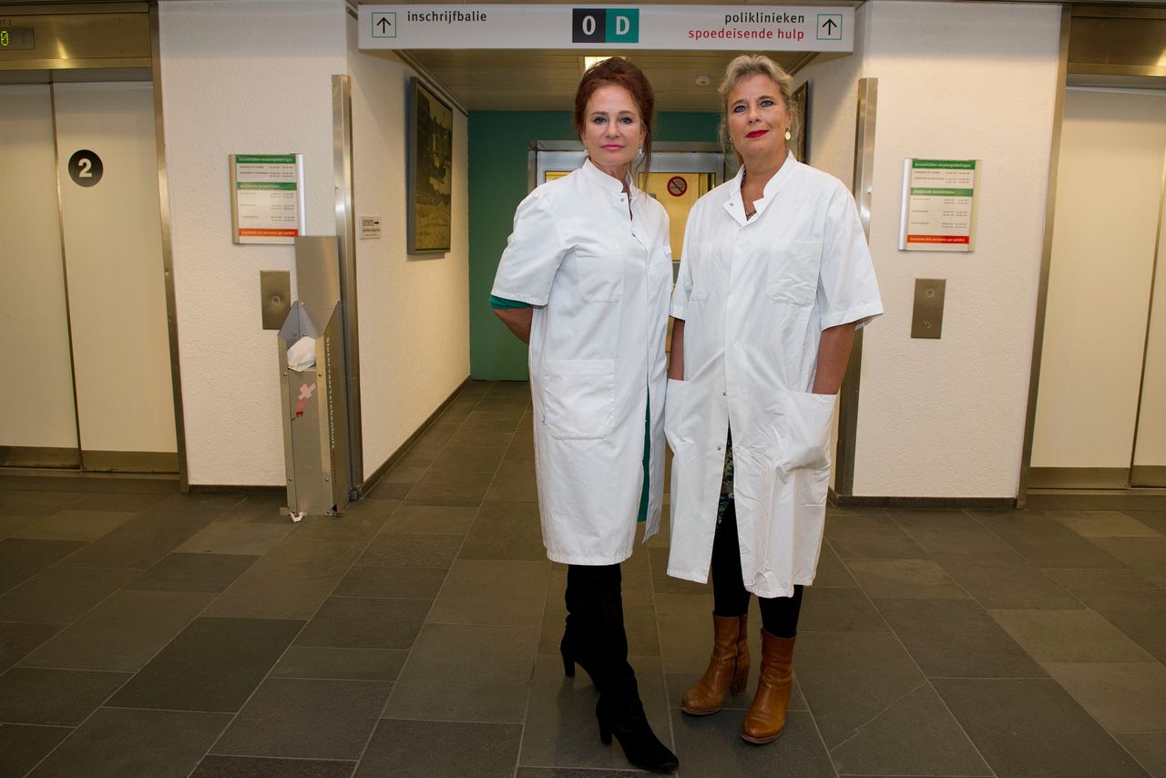 Longartsen Wanda de Kanter (rechts) en Pauline Dekker in het Slotervaartziekenhuis in 2014.