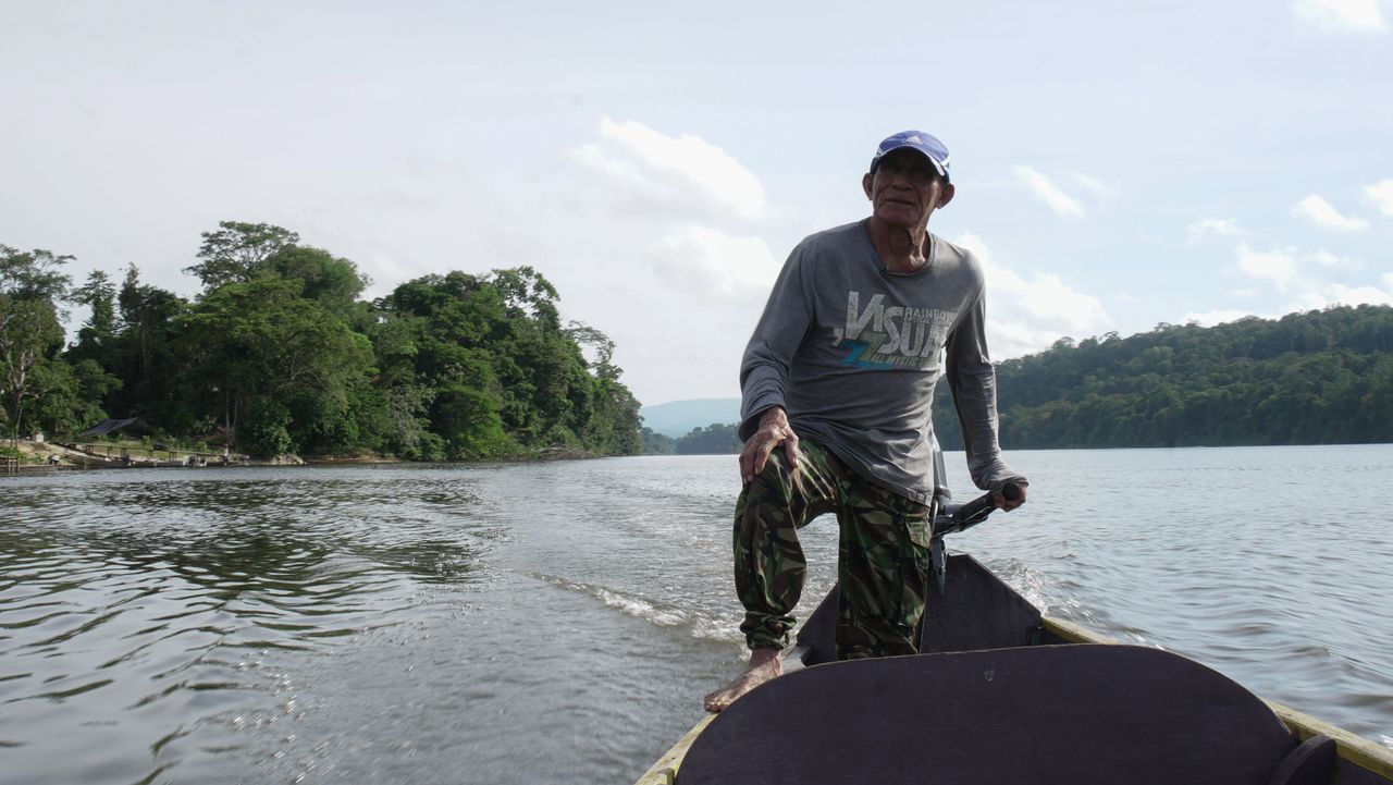 „Zie je hoe vies de rivier hier is?” Frans Apalakali (62) werpt vanaf een klein houten bootje zijn visnet uit in de rivier de Lawa en tuurt naar het troebele, smerige water.