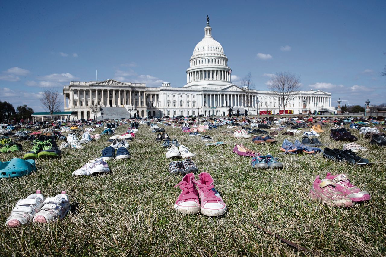 Zo’n zevenduizend schoenen lagen in maart 2018 voor het Amerikaanse Capitool. Ze staan voor kinderen die zijn omgekomen bij schietpartijen sinds de schietpartij op basisschool Sandy Hook.