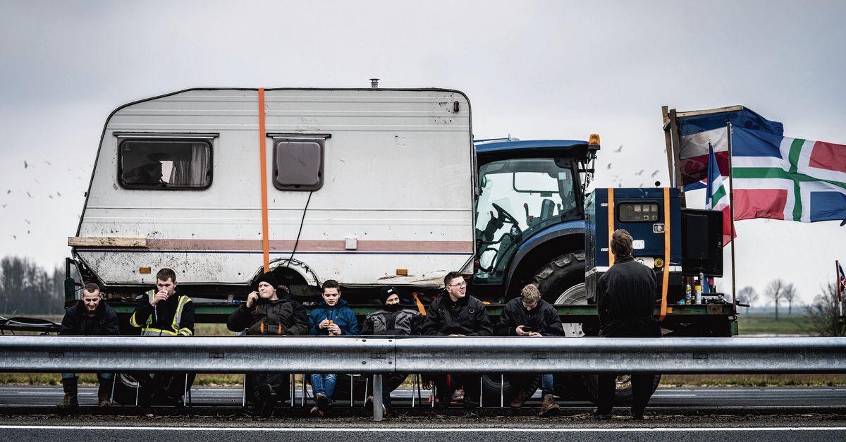 Jan Brouwer, hoogleraar rechtswetenschap aan de Rijksuniversiteit Groningen, vindt dat de politie harder had moeten optreden.