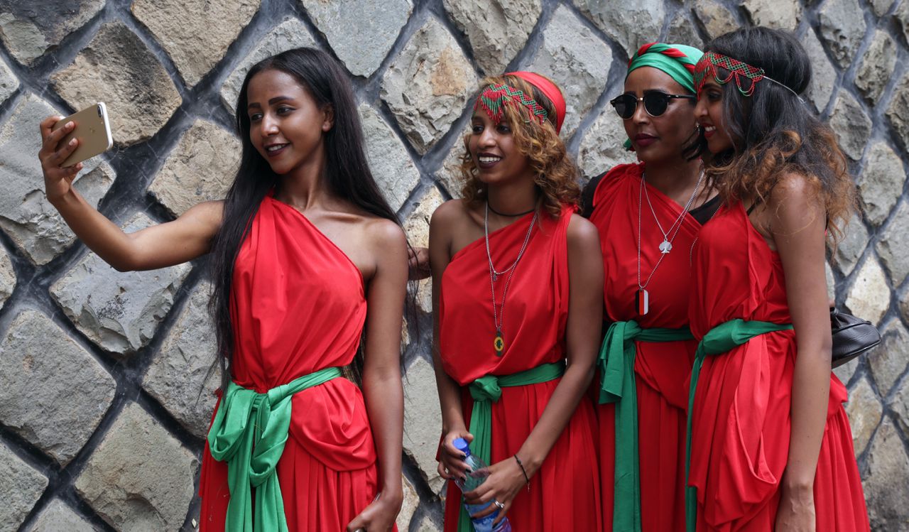 Jonge vrouwen in traditionele Oromo-kleding, in Addis Abeba. Ethiopië heeft wat betreft man-vrouw verhouding een van de meest progressieve regeringen ter wereld.