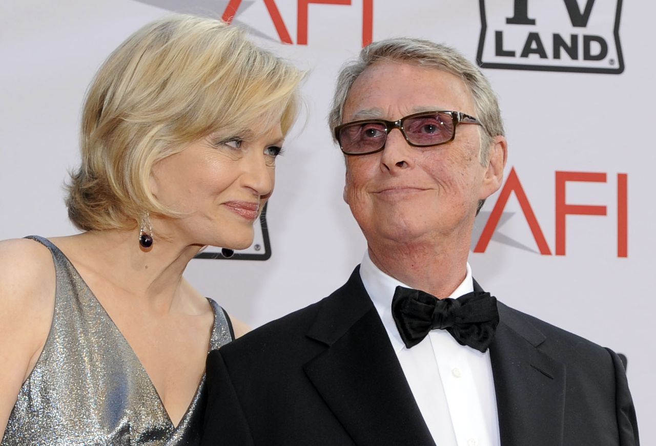 Regisseur Mike Nichols met zijn echtgenote, de journalist Diane Sawyer, op de rode loper van de Lifetime Achievement Awards in 2010 ter ere van zichzelf.