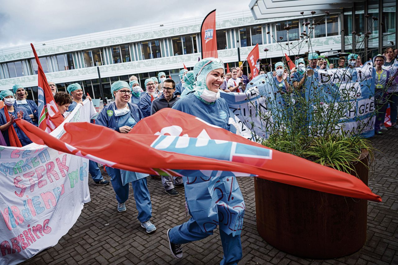 Medewerkers van het Ommelander Ziekenhuis Groningen in Scheemda trappen de acties af voor hogere lonen en betere arbeidsvoorwaarden.