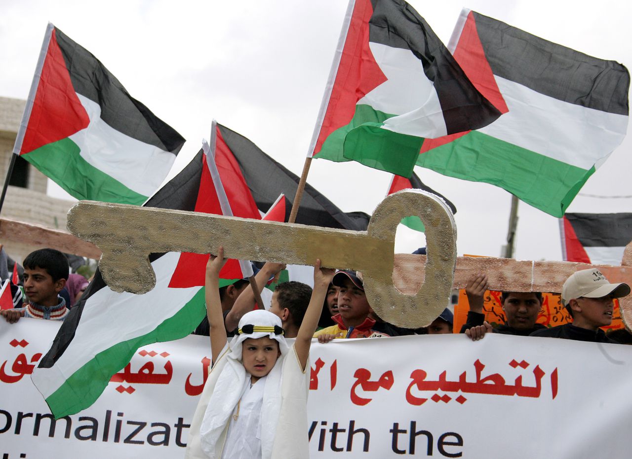 Palestijnen vierden op 8 mei j.l. niet het 60-jarige bestaan van de staat Israël maar die van de zogenaamde Nakba (catastrofe) Foto Abbas Momani/AFP A Palestinian boy holds up a large cardboard key at the head of a procession of children waving Palestinian flags as they commemorate the 60th anniversary of the "Nakba" (catastrophe) and demand the right of return for refugees in the West Bank village of Bedo south of Ramallah city on May 9, 2008. As Israel celebrated its 60th birthday yesterday Palestinians are marking 60 years since the catastrophe when refugees fled their homes during the 1948 war that followed the creation of the Jewish state. AFP PHOTO/ABBAS MOMANI