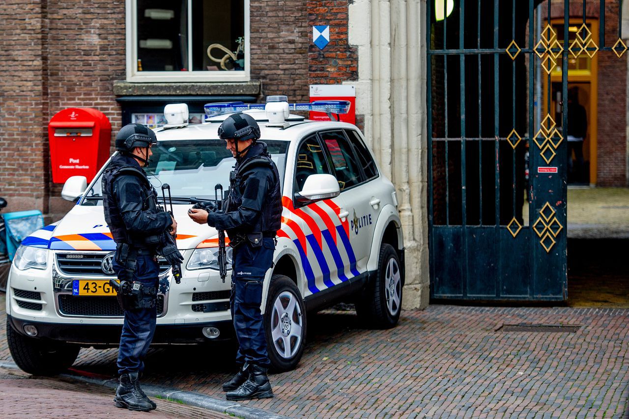 De Haarlemse burgemeester Jos Wienen wordt sinds vorige maand extra beveiligd.
