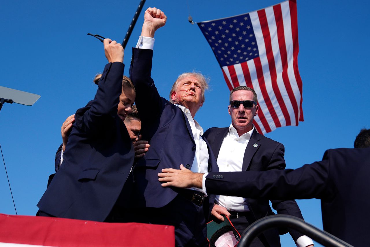 Het bloed, de vuist, de vlag. Hoe gaat  <em>de</em>  foto van Trump de geschiedenis in? 