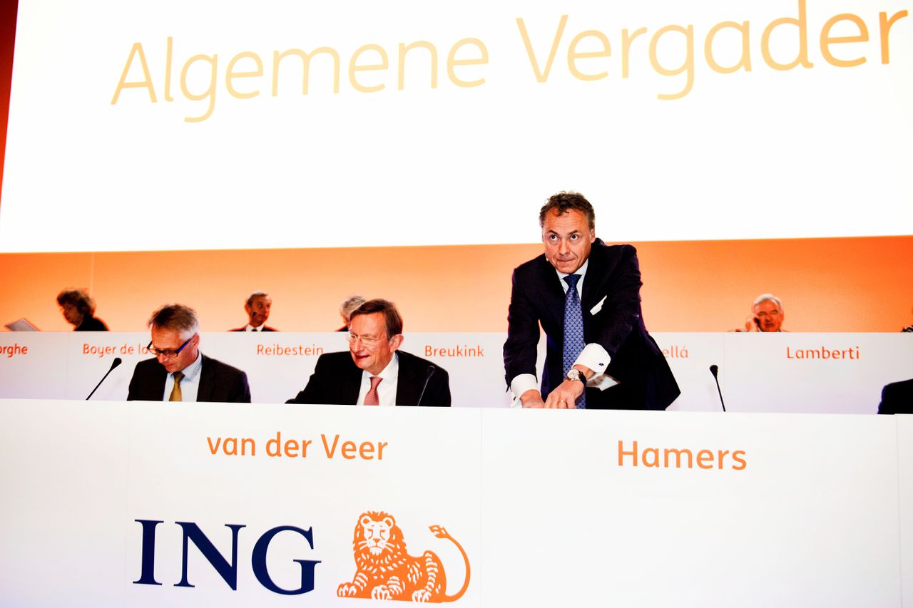 Ralph Hamers (rechts) en Jeroen van der Veer (midden) vorig tijdens de jaarlijkse aandeelhoudersvergadering van ING.