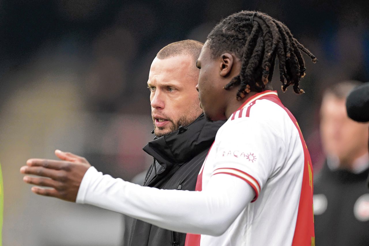 John Heitinga, interim-trainer van Ajax, instrueert invaller Calvin Bassey in de met 4-1 gewonnen uitwedstrijd tegen Excelsior. „Ik ben Ajacied, de club komt en vraagt of je wil helpen. Dan sta ik er.”