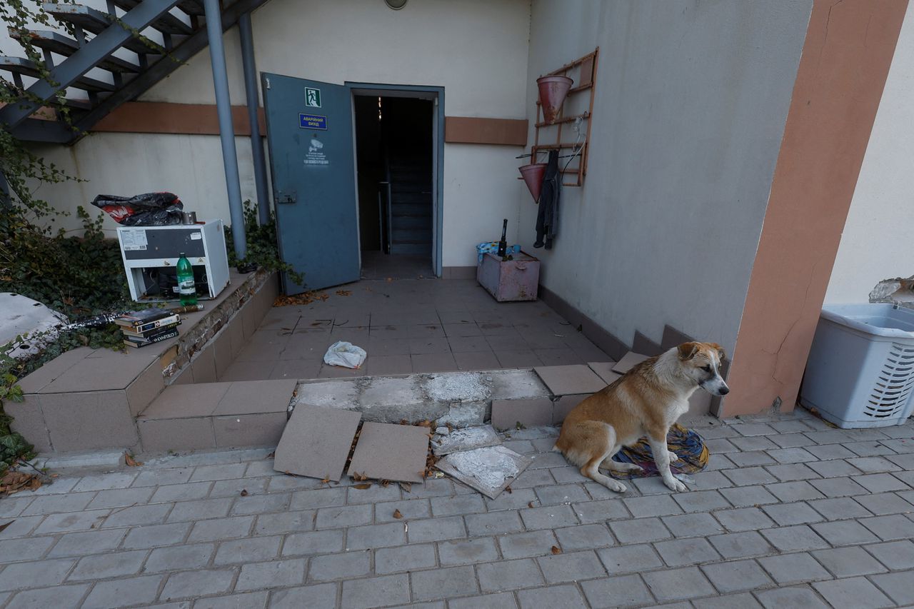 De ingang van het politiebureau in Cherson, waar volgens Oekraïne gevangenen werden gemarteld door Russische militairen.